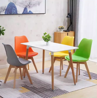 Chaise de salle à manger simple en plastique style nordique scandinave, chaise de café avec pieds en bois, chaise de cuisine en cuir marron pour la maison