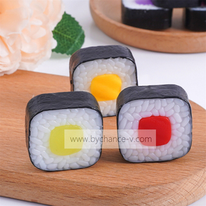 Realistische Nachbildung eines Onigiri-Reisbällchens für Restaurant-Marketing, Social-Media-Anzeigen, Speisekarten-Design und Einzelhandelspräsentation - Product Image 6