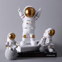 Statue d'astronaute en résine sur le thème de l'espace décor de chambre à coucher avec planète et ornement de bureau Sculpture décor à la maison