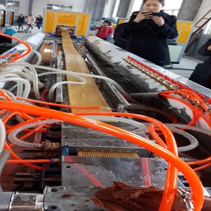 สายการผลิตพลาสติกทำรั้วไม้ PVC แบบอัตโนมัติพร้อมเครื่องปั๊มลายนูนออนไลน์ - Product Image 5