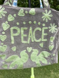 กระเป๋าสะพายไหล่แฟชั่นกำมะหยี่ปักลาย Peace ลายหัวใจนก สไตล์โบฮีเมียน สายสะพายสองเส้น เปิดปิดแบบเปิด ใช้ได้ทุกฤดู - Product Image 5