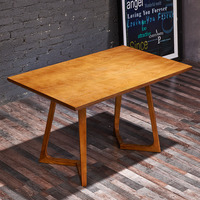 Ensemble de restaurant de style rétro européen, canapé bar et café avec thème thé au lait, musique et whisky, chaises de tables occidentales