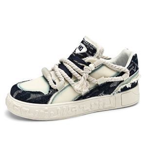 รองเท้าลำลองผู้ชายรุ่นใหม่ปี 2025 รองเท้าผ้าใบแฟชั่นพื้นเรียบ รองเท้าลำลองพื้นหนา น้ำหนักเบา สไตล์รองเท้าวิ่งและเดิน - Product Image 5