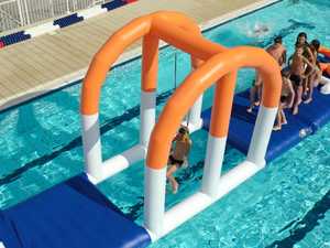 Obstáculo Inflable Aqua Swing - Pista de Desafío Acuática Flotante para Piscinas, Parques Acuáticos y Parques de Diversiones - Product Image 2