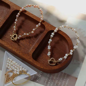 Pulsera WENCHI Love OT Baby's Breath, Perlas Naturales Blancas de 4-5 mm, Cierre de Cobre Chapado en Oro de 14k, Pulseras de Perlas de 17 cm de Largo - Product Image 1