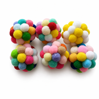 Jouet pour chat classique multicolore en peluche avec pompon, balle interactive douce pour la poursuite, idéal pour jouer en intérieur