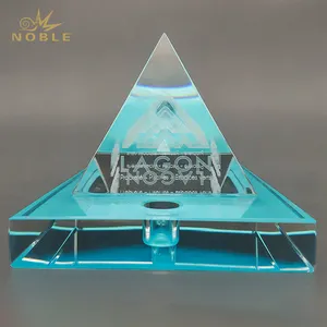 定制光学三维激光雕刻水晶金字塔奖，带笔架和蓝色印刷底座