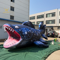Énorme poisson abyssal gonflable, ancien organisme marin Coelacanth avec souffleur pour exposition d'art sur le thème de la vie préhistorique