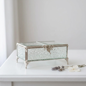 Caja Organizadora de Joyería de Lujo con Marco Metálico y Cristal Biselado, con Cierre Decorativo - Product Image 1