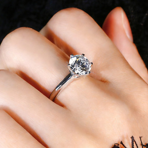 Anillo de compromiso de oro de 18k con corte brillante personalizado de fábrica SGARIT, diamante de laboratorio solitario con certificado IGI VVS D 1ct, de lujo y personalizable. - Product Image 6