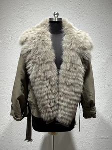 Parka da Donna di Lusso con Collo in Vera Pelliccia di Volpe - Imbottito in Cotone Spesso con Raffinata Lavorazione a Strisce e Bordo in Pelliccia Oversize - Product Image 3