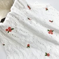 Tissu en coton doux brodé à motifs floraux blancs et rouges, avec œillets, épais, pour vêtements de bébé, emballage en rouleau, personnalisé, 40s 60s