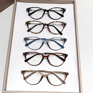 Gafas fotocromáticas estilo ojo de gato coreano para mujer con protección contra la luz azul, montura estrecha de PC y puente medio. - Product Image 4