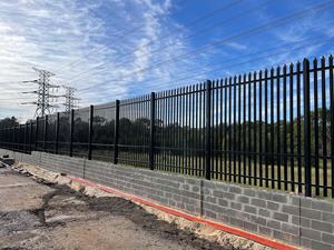 Clôture palissade en section D thermolaquée, robuste, anti-vandalisme, avec poteaux, installation facile, système de clôture durable - Product Image 2