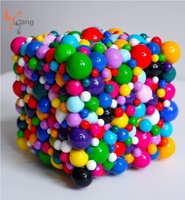 Sculpture en résine et fibre de verre sur mesure de cubes de bonbons colorés avec son attrait esthétique dynamique