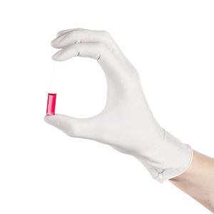 Guantes de Examen de Látex Desechables, Fabricados en Malasia, Sin Polvo, 5MIL de Grosor, 24CM de Longitud, Puño con Borde Cortado, Lisos, Uso General - Product Image 4