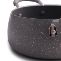 Friteuse en aluminium légère et durable avec deux oreilles, sans couvercle et adaptée aux cuisinières à induction.