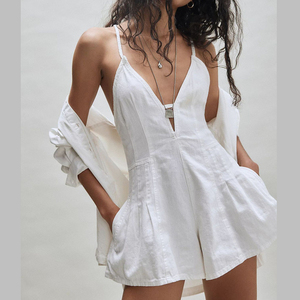 Combinaison en jean chic d'été pour femme, sans manches, col en V profond, bretelles spaghetti, dos nu à nouer, avec volants - Product Image 3