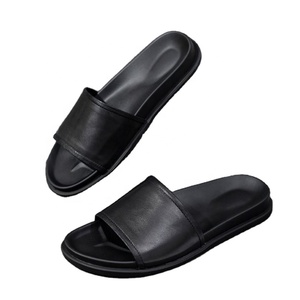Claquettes noires en PU à bout ouvert avec semelle intermédiaire en caoutchouc antidérapante, pantoufles d'intérieur toutes saisons pour hommes avec bande décorative - Product Image 1