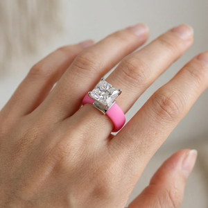 Anillo de <span class=keywords><strong>Plata</strong></span> <span class=keywords><strong>S925</strong></span> con Moissanita/CZ de Corte Princesa de 2.0ct, Cuatro Puntas, Banda de Silicona Rosa Mate, para Mujer, Deportivo, Uso Diario, Moda Urbana - Product Image 3