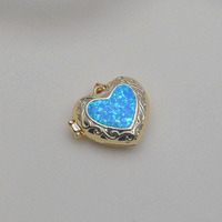 Pendentif médaillon romantique en forme de cœur plaqué or 18 carats avec opale arc-en-ciel effet feu et texture lave, cadre photo ouvrable