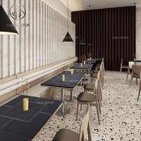 Ensemble de meubles de restaurant moderne avec table carrée brun foncé et chaises de café en cuir brun clair, banquette