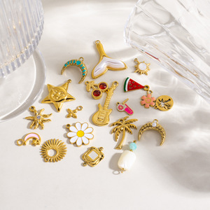 Vibes de Playa Dorada |   Dijes de Acero Inoxidable Chapados en Oro PVD de 18K para la Fabricación de Joyas |   Colgantes con Temática Tropical y de Vacaciones de Verano - Product Image 2