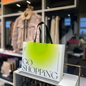Bolsa de Compras Personalizada de Tela No Tejida con Recubrimiento de Película Verde, Bolsa de Regalo para Empacar Camisetas y Ropa - Product Image 1