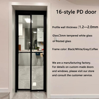 Portes pliantes modernes avec fonctions coulissantes intégrées, verre trempé, moustiquaire en fibre de verre, design intérieur pour petites salles de bain