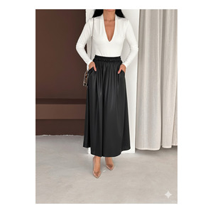 กระโปรงหนังเทียมสีดำเงาสำหรับผู้หญิง มีกระเป๋า ความยาว 95 ซม. - Product Image 3