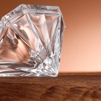 Bouteille de parfum en verre en forme de diamant haut de gamme de 70ml avec élégant bouchon à facettes et joint de pulvérisateur de pompe