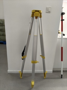 Trípode de Aluminio Resistente para Instrumentos de Topografía, Apto para Estaciones Totales y Accesorios de Topografía - Product Image 3