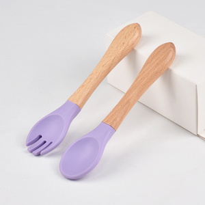 Juego de Cuchara y Tenedor de Silicona de Grado Alimenticio para Bebés con Mango de Madera, Libre de BPA - Product Image 1