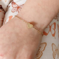 Bracelet personnalisé pour enfant en acier inoxydable or 18K Cadeau pour soeur Bracelet personnalisé avec initiales en petit cœur gravé