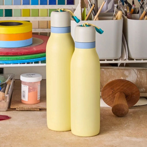 Botella deportiva Macaron de gran capacidad de acero inoxidable de doble pared, diseño moderno, botella de agua con correa al vacío para exteriores para acampar - Product Image 1