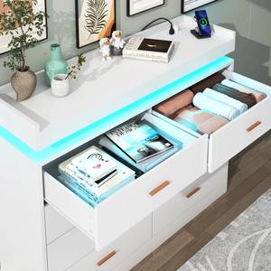 Commode longue moderne en bois massif blanc à 8 tiroirs avec éclairage LED et station de charge - Product Image 3