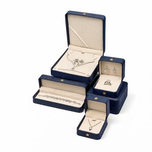 กล่องใส่เครื่องประดับสุดหรูหุ้มหนังเทียมแบบมีบานพับ กล่องของขวัญเครื่องประดับพร้อมผ้าไมโครไฟเบอร์ด้านใน รับพิมพ์โลโก้ตามสั่ง บริการ OEM - Product Image 3