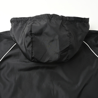 Veste de sport Gucci pour homme, style luxe, rayures web, bordures rouges et vertes, logo tigre, tissu en nylon mélangé.