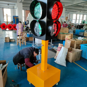 Feu de signalisation de la flèche LED de vert rouge solaire mobile, feu de circulation de croisement de route - Product Image 1