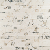 Mosaïque linéaire moderne en marbre Calacatta Gold avec rayures aléatoires, pierre naturelle pour les murs intérieurs d'hôtels