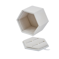 Boîte à bijoux hexagonale en velours avec rabat pour ranger boucles d'oreilles et colliers, avec tirette en ruban intégrée, impression de logo personnalisée