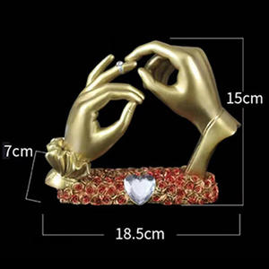 Anniversario di resina per interni figurina di san valentino moderna scultura di coppia in resina promessa a mano indossando un anello sposarsi statua - Product Image 3