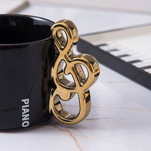 Ensemble tasse et soucoupe en céramique avec accent en forme d'arc (noir et crème) - Vaisselle chic pour le café/le thé à la maison - Product Image 4