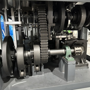 Gobelet en papier <span class=keywords><strong>automatique</strong></span> formant la Machine <span class=keywords><strong>de</strong></span> fabrication <span class=keywords><strong>de</strong></span> moteur <span class=keywords><strong>de</strong></span> boîte <span class=keywords><strong>de</strong></span> vitesses haute capacité 120-140 pièces/min 50/60Hz tension <span class=keywords><strong>prix</strong></span> Canada - Product Image 2