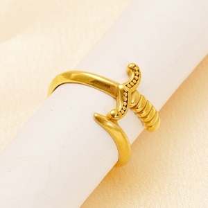 Anillo Estilo Espada y Daga, Chapado en Oro <span class=keywords><strong>de</strong></span> 18K, Anillo <span class=keywords><strong>de</strong></span> Acero Inoxidable Ajustable Abierto con Diseño <span class=keywords><strong>de</strong></span> Cuchillo - Product Image 3