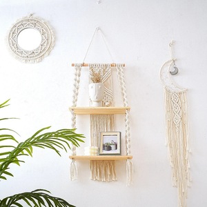 Étagère murale bohème tissée à la main, support de rangement suspendu en macramé pour livres et plantes, décoration murale bohème pour salon et maison d'hôtes - Product Image 1