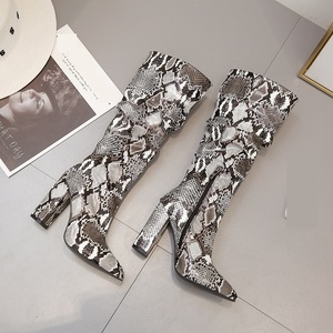 Bottes à talons pour femme, motif serpent, talon bloc, pointure 35-42, couleur unie, pour dames - Product Image 2