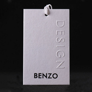 Thân Thiện Với Môi Tùy Chỉnh <span class=keywords><strong>Hangtag</strong></span> Từ Phụ Kiện May Mặc Nhà Máy Trắng Matte Giấy Quần Áo Treo Tag Cho Túi Giày Logo Dập Nổi - Product Image 1