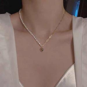 Collier asymétrique en perles naturelles de style coréen de luxe été 2022 avec pendentif en forme de cœur, chaîne de clavicule - Product Image 1