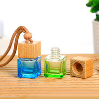 Bouteille de diffuseur de désodorisant de voiture coloré en verre de forme carrée de 8ml avec bouchon à vis suspendu pour le rafraîchissement intérieur